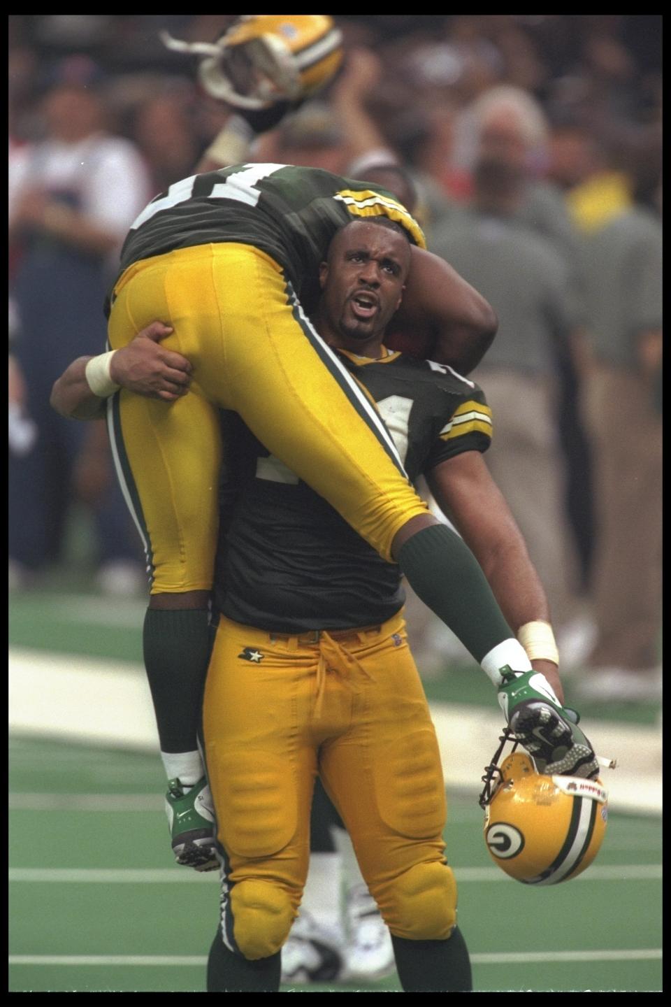 26 Jan 1997: Defensive tackle Santana Dotson #71 and defensive end Shannon Clavelle #91 of the Green Bay Packers celebrate during the fourth quarter of the Packers 35-21 victory over the <a class="link " href="https://sports.yahoo.com/nfl/teams/new-england/" data-i13n="sec:content-canvas;subsec:anchor_text;elm:context_link" data-ylk="slk:New England Patriots;sec:content-canvas;subsec:anchor_text;elm:context_link;itc:0">New England Patriots</a> in Super Bowl XXXI at the Louisiana Superdome