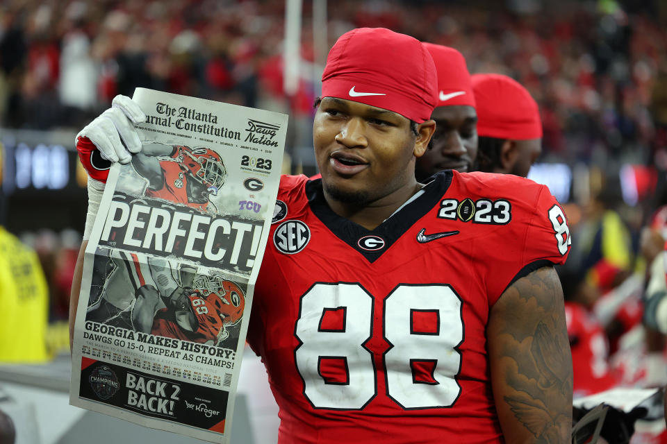 INGLEWOOD, CALIFORNIA - JANUARY 09: Jalen Carter #88 of the Georgia Bulldogs celebrates with a newspaper reading 