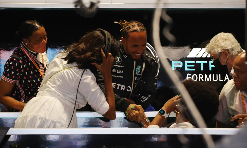 La exprimera dama Michelle Obama con Lewis Hamilton | REUTERS/Brian Snyder