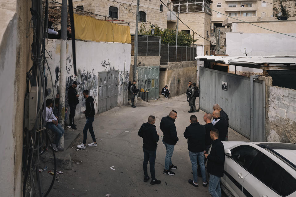 Soldados israelíes en el vecindario de un niño de 13 años acusado de herir a dos personas en un tiroteo en Jerusalén oriental, el 28 de enero de 2023. (Afif H. Amireh/The New York Times)