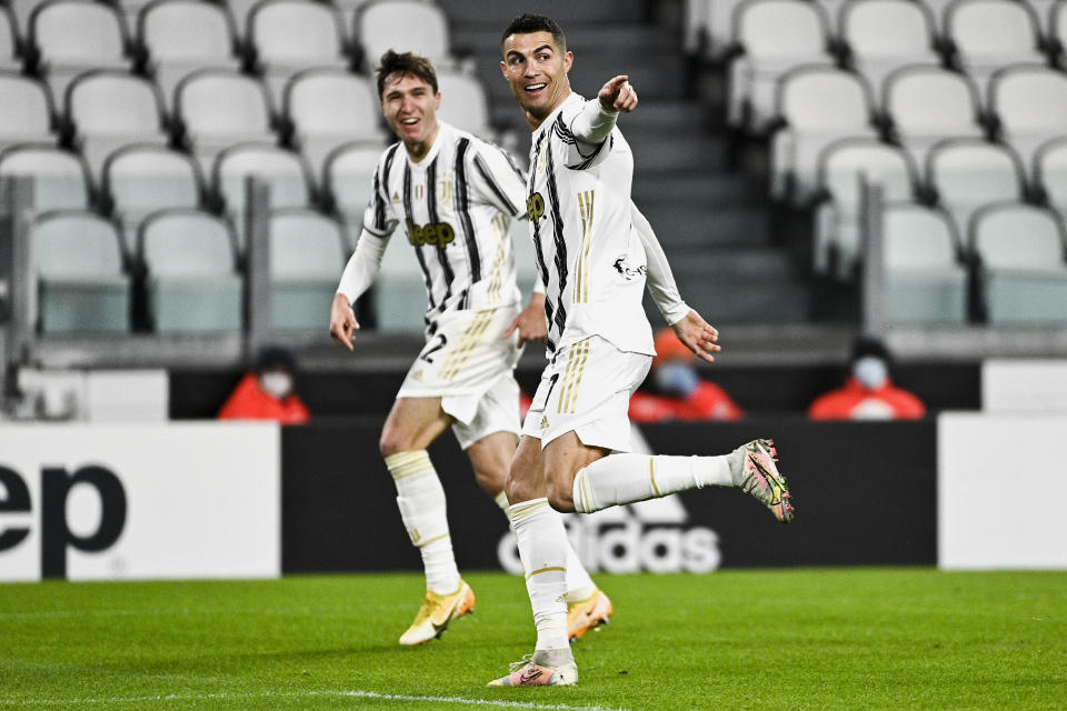 El jugador de la Juventus Cristiano Ronaldo celebra tras anotar el primer tanto de su equipo durante el partido de la Serie A italiana contra la Roma, en Turín, Italia, el sábado 6 de febrero de 2021. (Marco Alpozzi/LaPresse via AP)