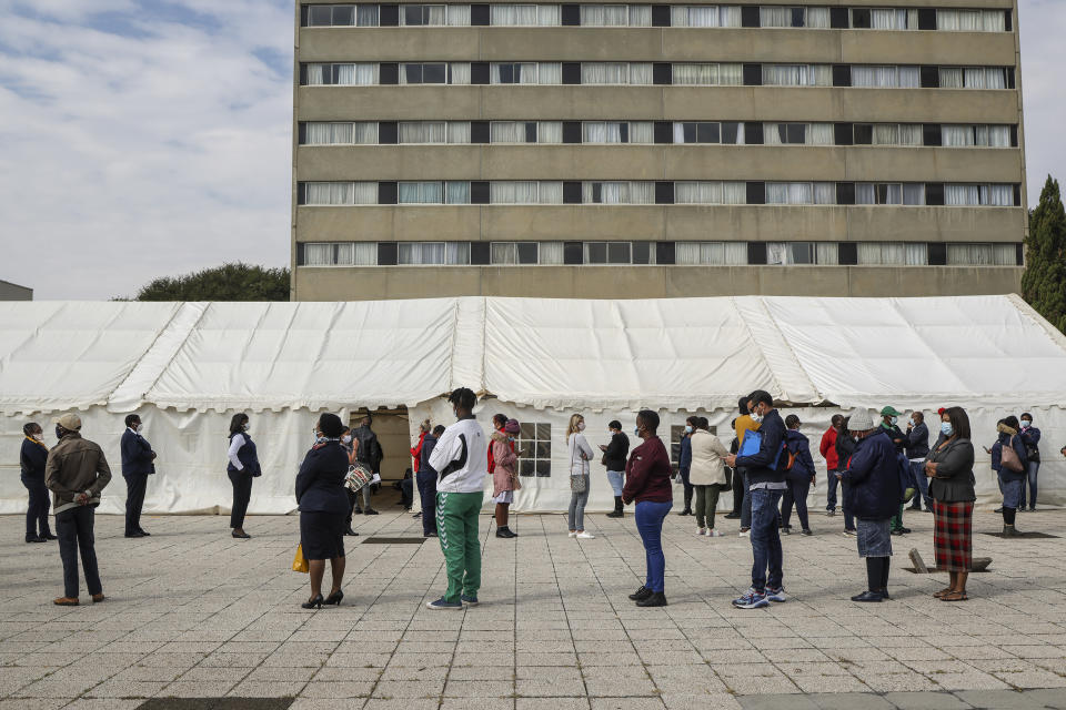 Trabajadores sanitarios en espera de ingresar al puesto de vacunación del Hospital Charlotte Maxeke, en Johannesburgo, Sudáfrica, el 7 de mayo de 2021. (Gulshan Khan/The New York Times)