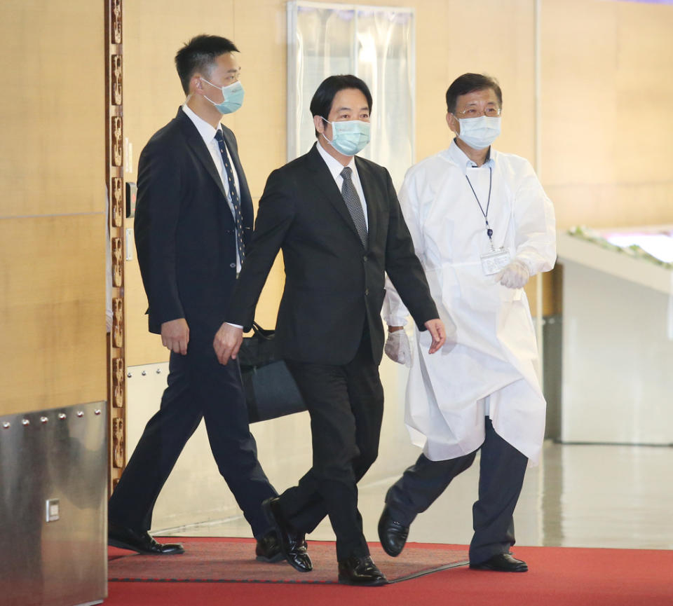 前往日本參加前日相安倍晉三喪禮的副總統賴清德（中），12日晚間搭機返台。（資料照/范揚光攝）