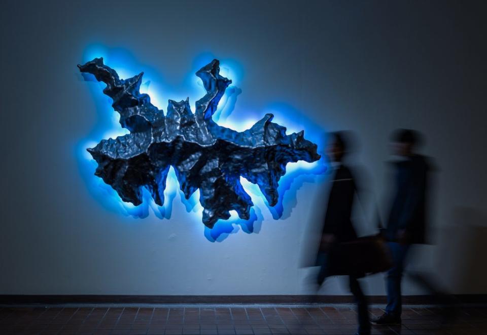 《Flying Mountains》結合數位製造與燈光藝術，將玉山山群轉譯成為裝置藝術，為臺灣大學收藏作品，展示於臺大普通教學館前。