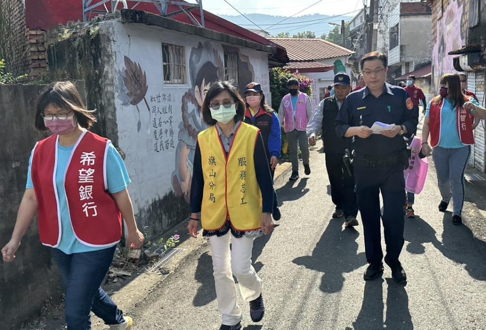 高雄旗山警分局串聯民間慈善到宅服務送愛心。（記者許正雄翻攝）