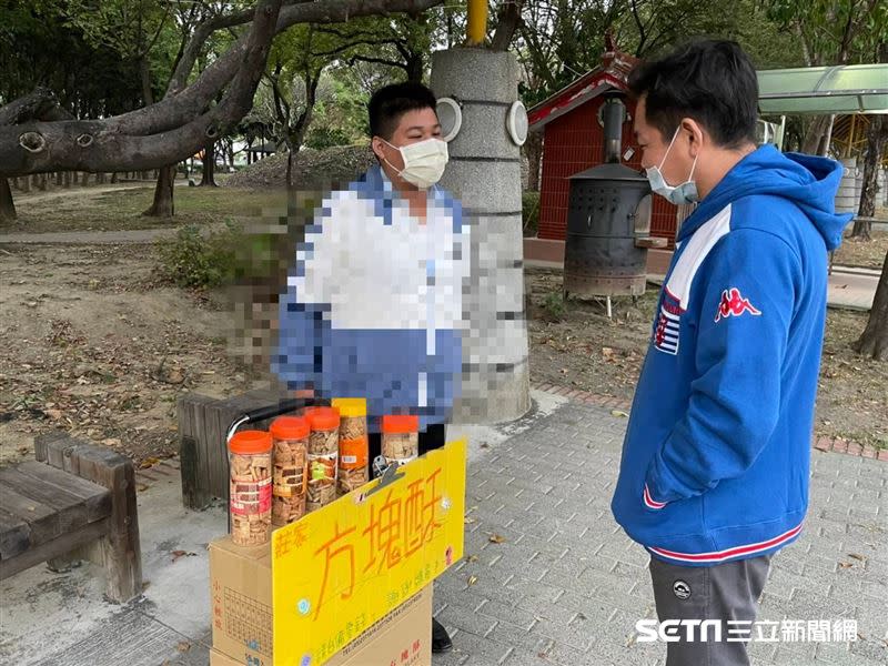 顏維勳發現16歲的徐小弟在公園裡擺攤賣方塊酥賺錢養家，暖心上前關心、了解。（圖／顏維勳授權提供）