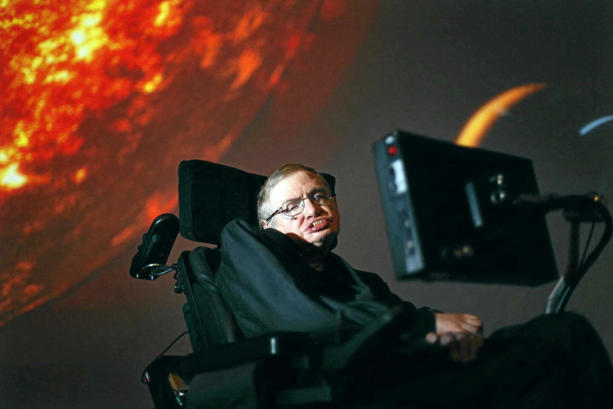 « Peut-être qu’un jour quelqu’un vivant dans le futur trouvera l’information et utilisera une machine à voyager dans le temps pour revenir à ma fête, prouvant qu’un voyage dans le temps sera, un jour, possible », expliquait le physicien Stephen Hawking.   - Credit:Parry David / Parry David/PA Photos/ABACA