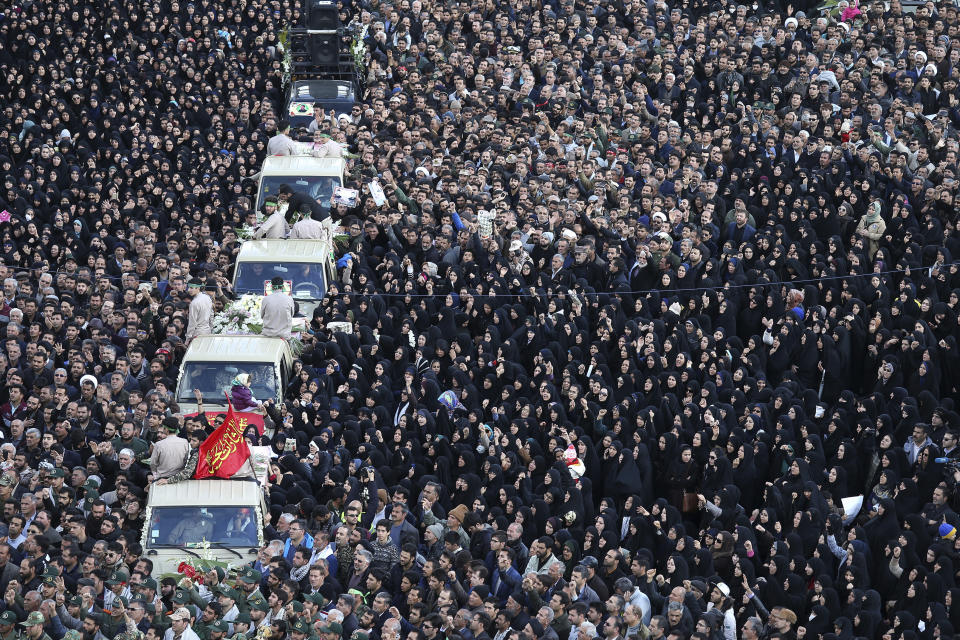 Miles de dolientes asisten a un funeral masivo en Isfahan, Iran, el sábado 16 de febrero de 2019, en memoria de las víctimas de un coche bomba que mató a por lo menos 27 personas, entre ellas varios miembros de la poderosa Guardia Revolucionaria de Irán. (AP Foto/Ebrahim Noroozi)