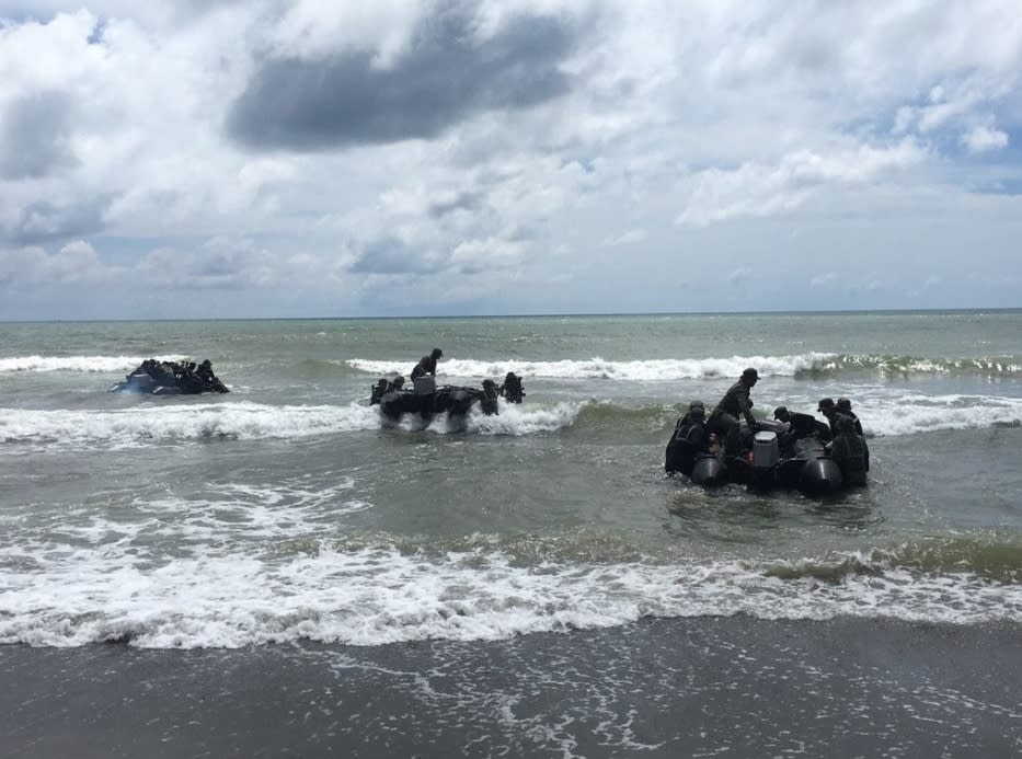 海軍陸戰隊聯合操演發生膠艇翻覆意外，中士阿瑪勒．道卡杜命危使用葉克膜續命。國軍左營分院表示，12日移除他的葉克膜，已恢復心跳。圖為2018年海軍陸戰隊操演情形。（圖取自facebook.com/ROCNAVY.tw）