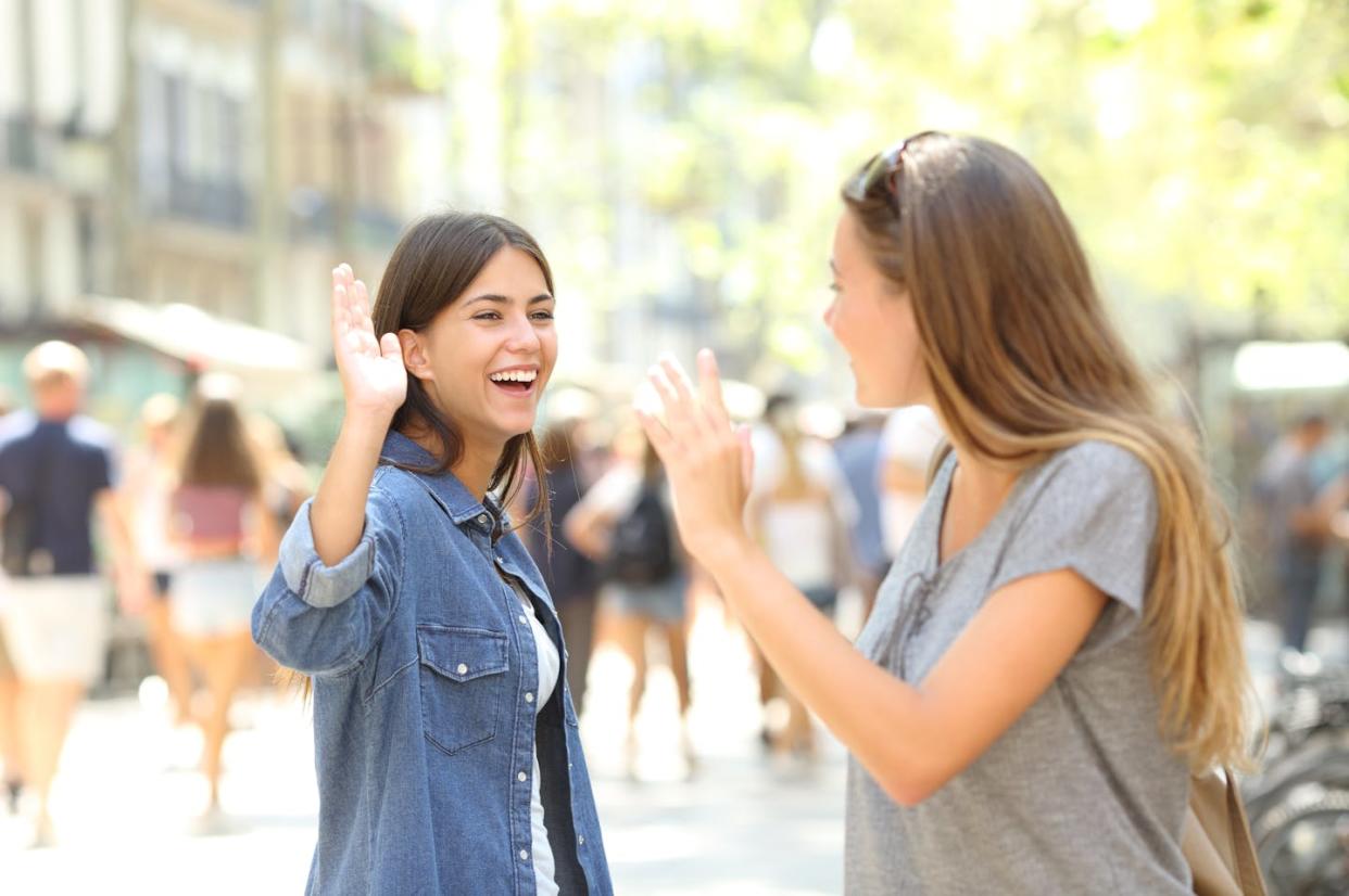 <a href="https://www.shutterstock.com/es/image-photo/two-happy-friends-meeting-greeting-street-1170162274" rel="nofollow noopener" target="_blank" data-ylk="slk:Antonio Guillem / Shutterstock;elm:context_link;itc:0;sec:content-canvas" class="link ">Antonio Guillem / Shutterstock</a>