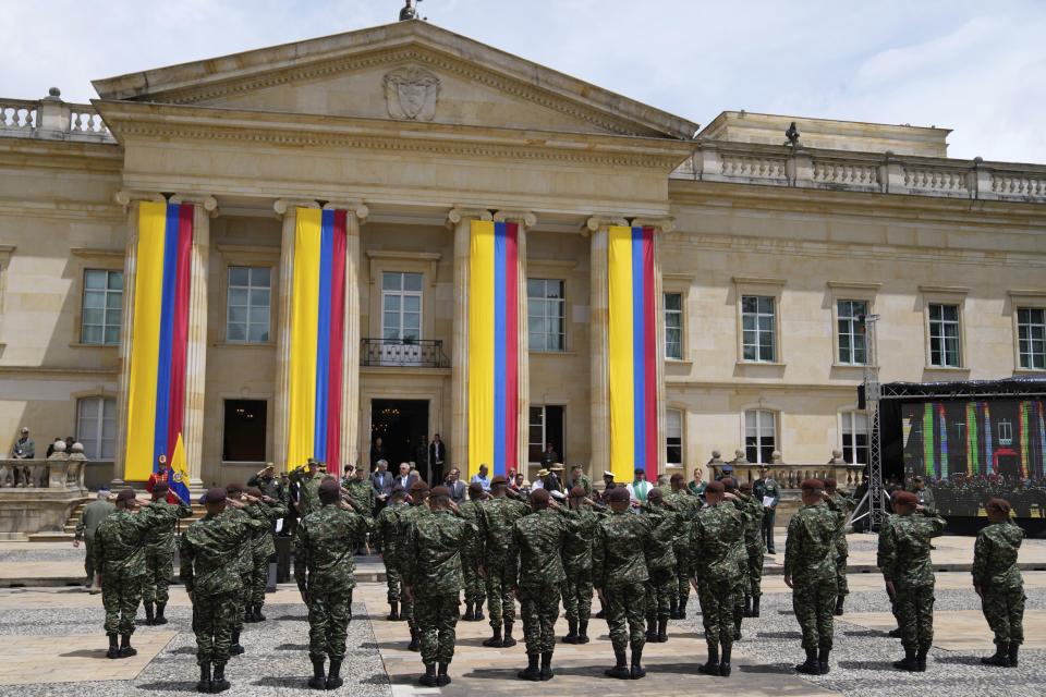 Soldados que participaron en la búsqueda de cuatro niños indígenas que sobrevivieron a un accidente aéreo en el Amazonas, asisten a una ceremonia con el presidente de Colombia, Gustavo Petro, en Bogotá, Colombia, el lunes 26 de junio de 2023. (AP Foto/Fernando Vergara)