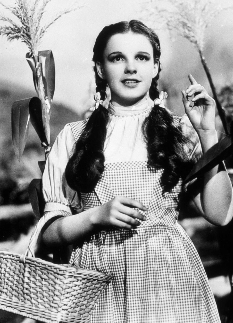 Editorial use only Mandatory Credit: Photo by Snap/Shutterstock (390882bh) FILM STILLS OF 'WIZARD OF OZ' WITH 1939, CHARACTER, DOROTHY: WIZARD OF OZ, VICTOR FLEMING, JUDY GARLAND IN 1939 VARIOUS