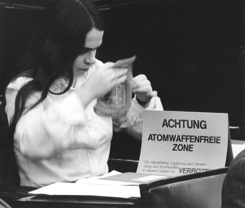 Die Grünen-Abgeordnete Christa Nickels strickt 1983 in ihrer "atomwaffenfreien Zone" (Bild:: Heinrich Sanden/dpa)