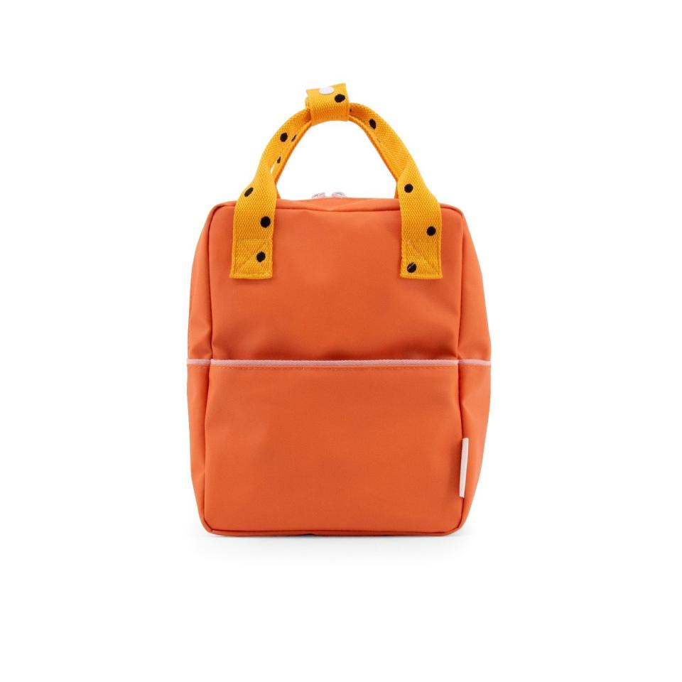 Ce sac à dos en matériaux recyclés est aussi éthique que beau. Sa couleur acidulée abrite une doublure parsemée de jolis pois. Vous risquez bien de lui piquer. Sac à dos recyclé Frekles Sticky Lemon, <a href="https://fave.co/3gw8Zo4" rel="noopener" target="_blank" data-ylk="slk:45€ sur Smallable;elm:context_link;itc:0;sec:content-canvas" class="link ">45€ sur Smallable</a>