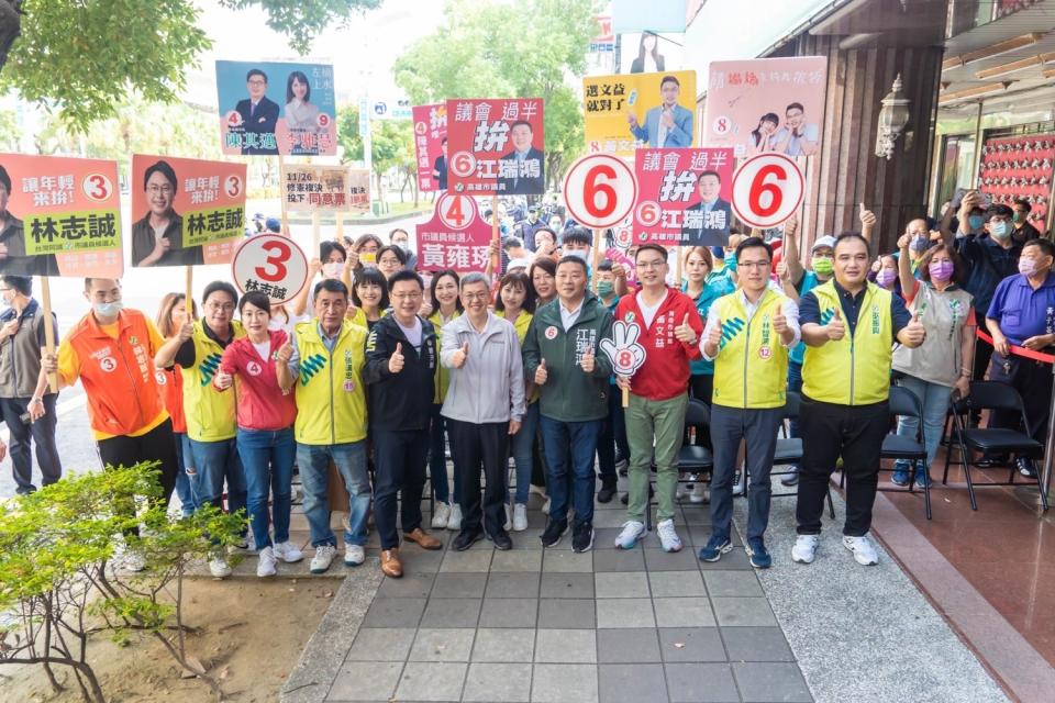 陳建仁(中)南下為陳其邁及雄湧連線候選人輔選。   圖：趙天麟服務處提供