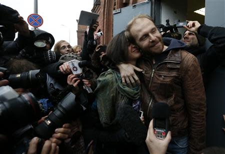 Photographer Denis Sinyakov of Russia embraces his wife Alina after being released from prison in St. Petersburg November 21, 2013. REUTERS/Alexander Demianchuk