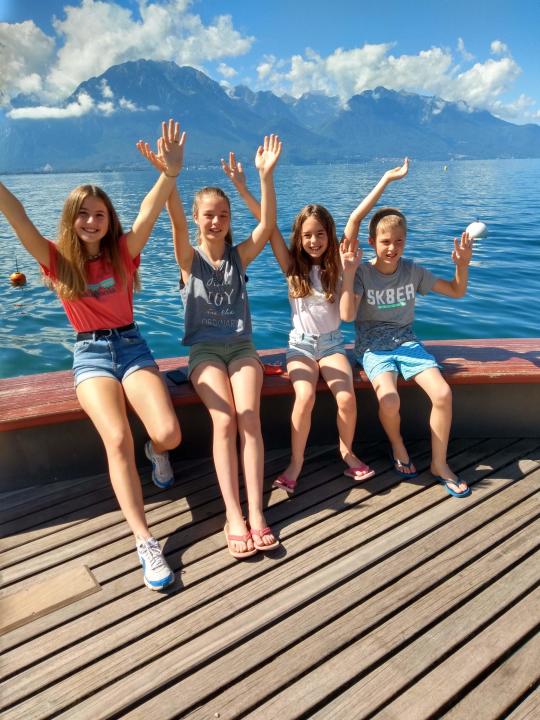 Kaitlyn, Sophia, Lauren y Samuel en Montreux, Suiza, en julio de 2020 (Collect/PA Real Life)