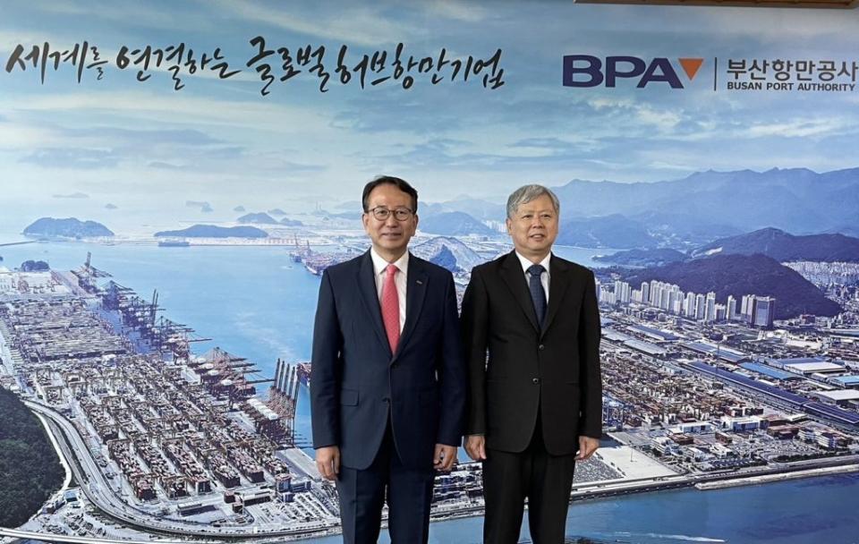 高雄港與韓國第一大商港釜山港締結姊妹港。（記者許正雄翻攝）