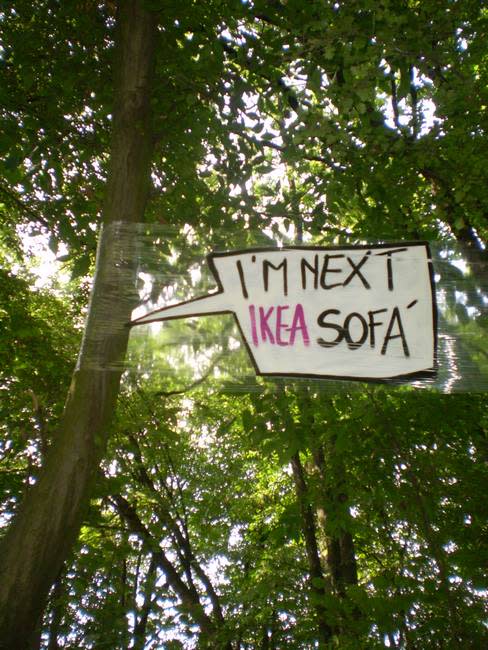 <p>Ein Graffiti mit einer Botschaft: Dieser Baum wird das nächste Ikea-Sofa. Wie fühlen Sie sich dabei? (Foto: Ekosystem, Beck) </p>