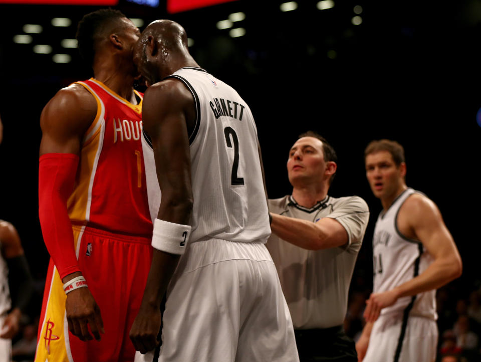 Kevin Garnett (2), de los Nets, le propina un cabezazo a Dwight Howard, de los Rockets. (AFP Photo/Elsa)
