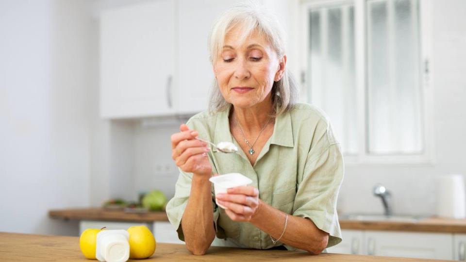 Woman eating a yogurt ; How to get rid of garlic breath