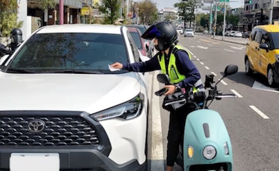 (觀傳媒臺南新聞)【記者陳 惲朋／臺南報導】臺南市為因應民眾清明掃墓停車需求，4月4日清明節當天路邊停車格位（含智慧停車柱格位）將暫停收費1天。交通局南門路繳費處也暫停服務1天，且安平保管場當日亦不開放領車，市政府籲請洽公民眾注意！