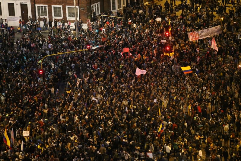 Manifestantes se concentran en el tercer dia de protestas contra el Gobierno del presidente colombiano, Iván Duque, en un céntrico sector de Bogotá