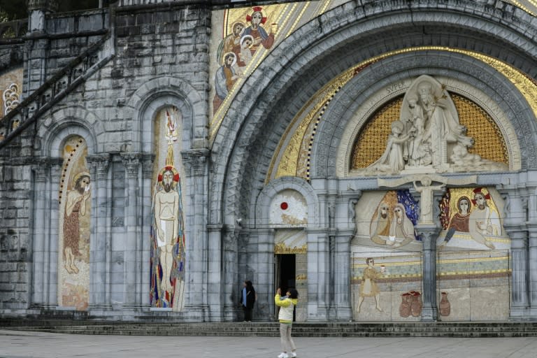 Une mosaïque de Marko Rupnik, théologien et mosaïste de renommée mondiale, à Notre-Dame-du-Rosaire, à Lourdes, dans les Hautes-Pyrénées, le 31 mars 2023 (Charly TRIBALLEAU)