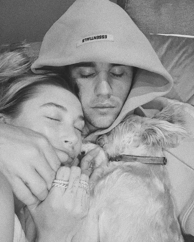 <p>Justin and Hailey took an adorable photo with their maltese terrier, Oscar.</p><p><a href="https://www.instagram.com/p/CAOzy5yHp75/" rel="nofollow noopener" target="_blank" data-ylk="slk:See the original post on Instagram;elm:context_link;itc:0;sec:content-canvas" class="link ">See the original post on Instagram</a></p>