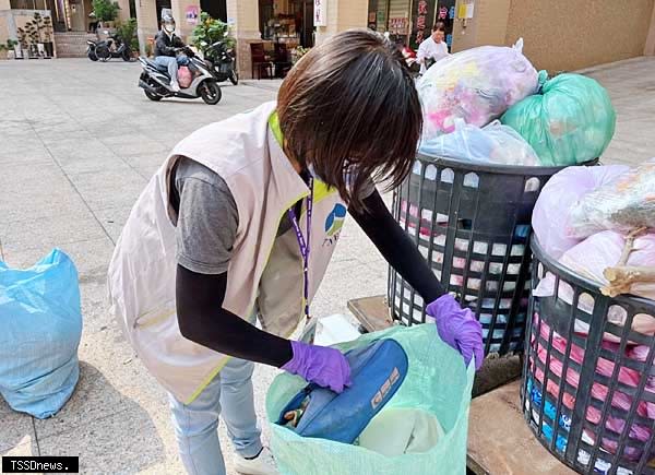 南市環保局清潔隊員七月起加強沿線收運垃圾破袋檢查，提升回收成效，力拚源頭減量。（記者李嘉祥攝）