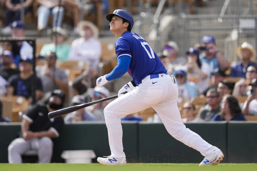 El bateador designado de los Dodgers de Los Ángeles Shohei Ohtani reacciona tras conectar un jonrón en un juego de pretemporada ante los Medias Blancas de Chicago, el martes 27 de febrero de 2024, en Arizona. (AP Foto/Ashley Landis)