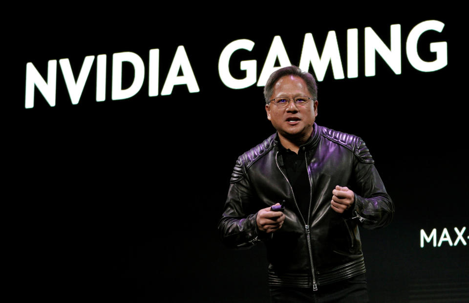 Jensen Huang, CEO da Nvidia, aponta para seu discurso na CES em Las Vegas, Nevada, EUA, 7 de janeiro de 2018. REUTERS/Rick Wilking