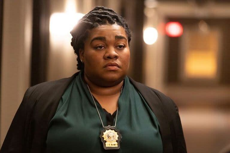 Da'Vine Joy Randolph interpretó, en su papel de mayor reconocimiento hasta Los que se quedan, a la policía que perseguía al trío protagónico de la serie Only Murders in the Building