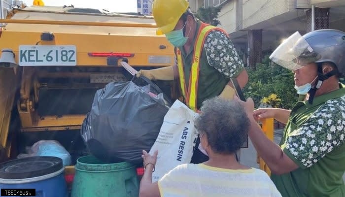 彰化縣環保局協助四大超商及六個產業園區事業單位提升垃圾減量及資源回收分類成效。（記者方一成攝）