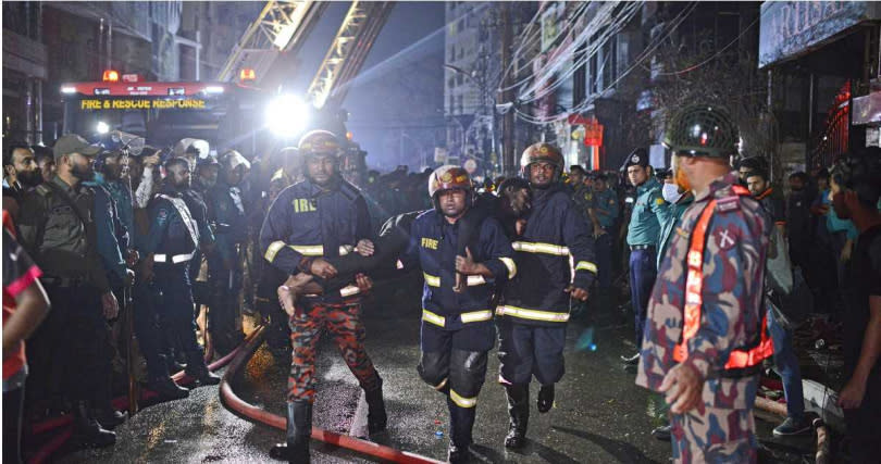 孟加拉首都達卡一棟建築發生火警，造成至少44人死亡、數十人燒傷送醫。（圖／達志／美聯社）