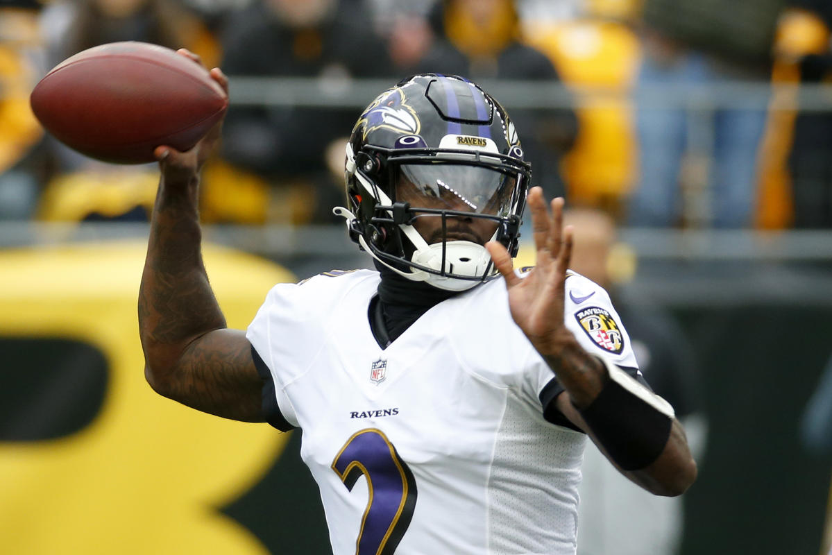 PITTSBURGH, PA - DECEMBER 11: Baltimore Ravens quarterback Tyler Huntley  (2) throws a pass during the national football league game between the  Baltimore Ravens and the Pittsburgh Steelers on December 11, 2022