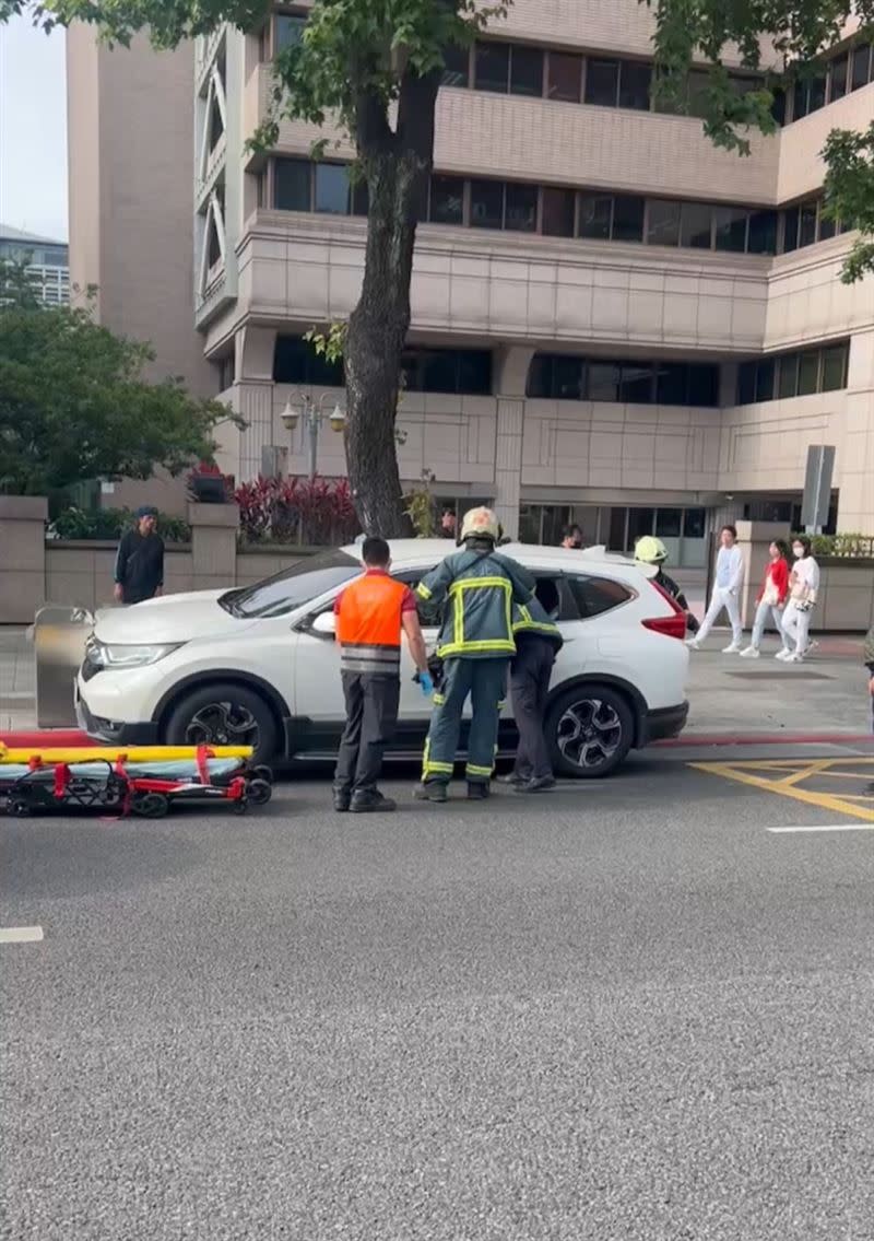 刑事局正門口一輛汽車內駕駛不明原因身亡。（圖／民眾提供）