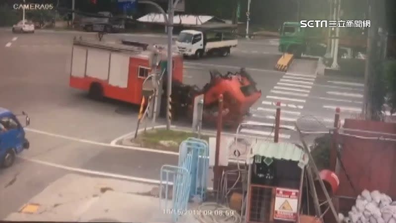 消防車車頭卡榫彈開，車上消防員當場被甩出車外。