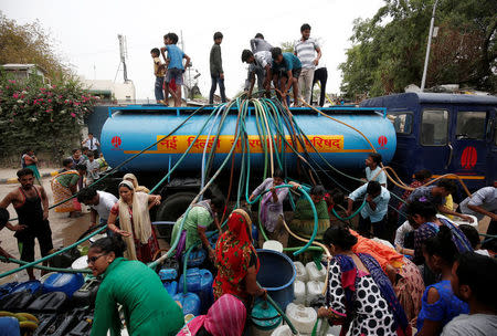 Residents fill their containers with drinking water from a municipal tanker in New Delhi, India, June 26, 2018. Picture taken June 26, 2018. REUTERS/Adnan Abidi