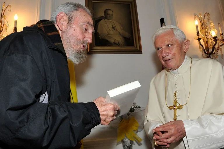 28 de marzo de 2012, muestra al Papa Benedicto XVI con el líder cubano Fidel Castro  durante una reunión en La Habana