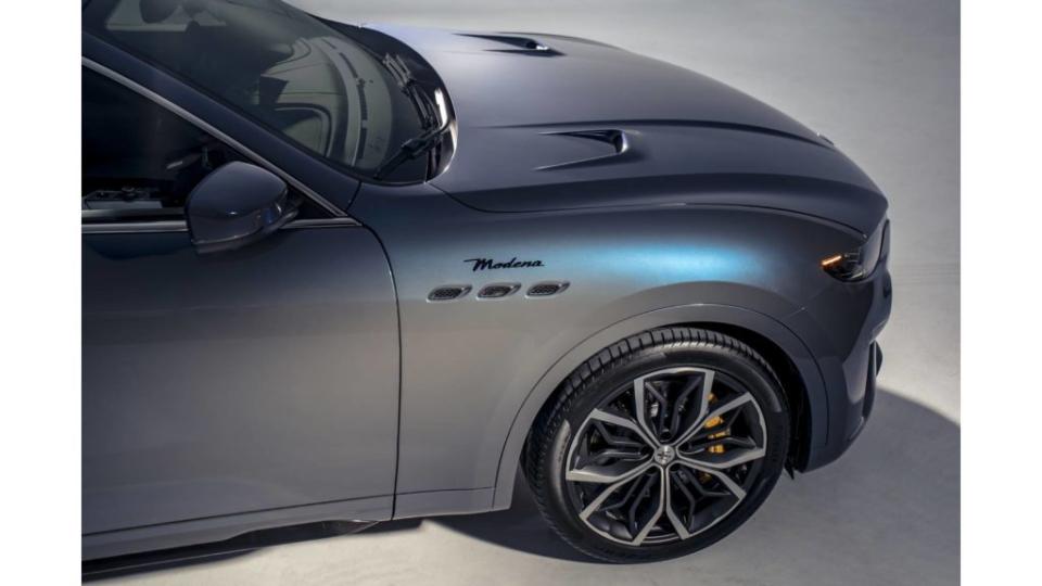 Maserati此車色概念取自地中海景，清澈的海水、湛藍的天空、燦爛的陽光，調配三者交織而成Azzurra顏色，配上特殊金屬塗料的Astro星空漸層。(圖片來源/ 瑪莎拉蒂)