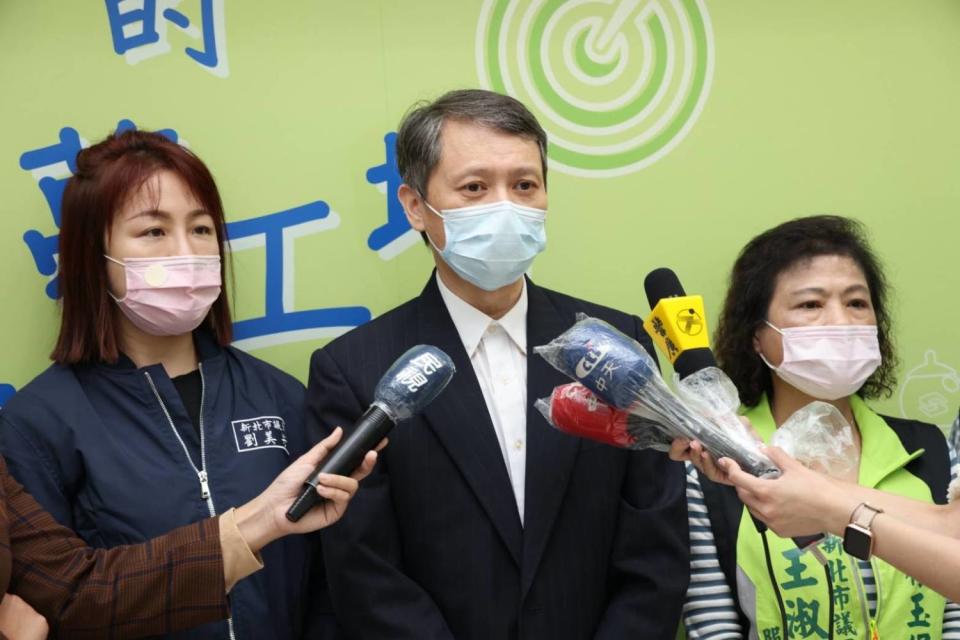 勞工局長陳瑞嘉表示，「退休不是職場的終點，而是人生的新起點」，許多高齡者希望活用自身專業和經驗重返職場   圖：新北市就服處提供