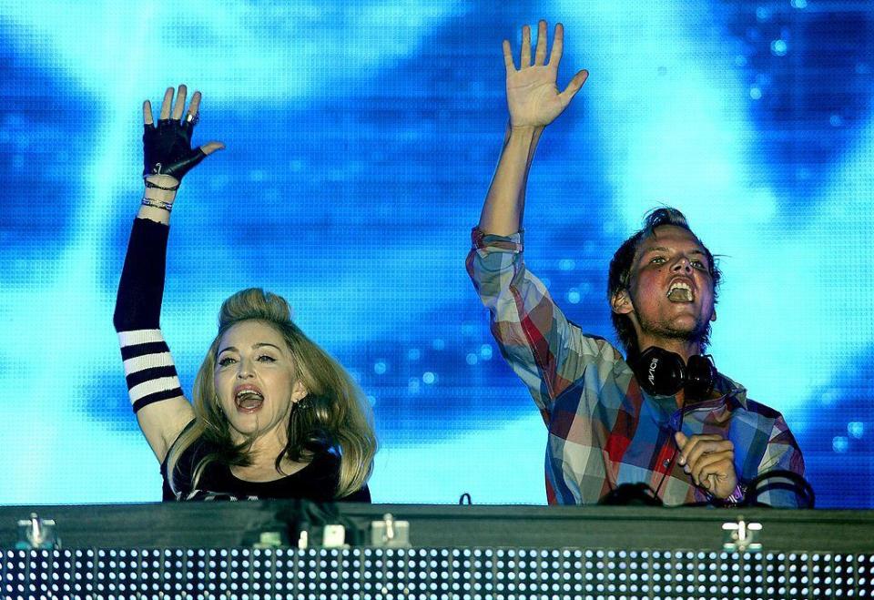 avicii en una presentación junto a madonna 