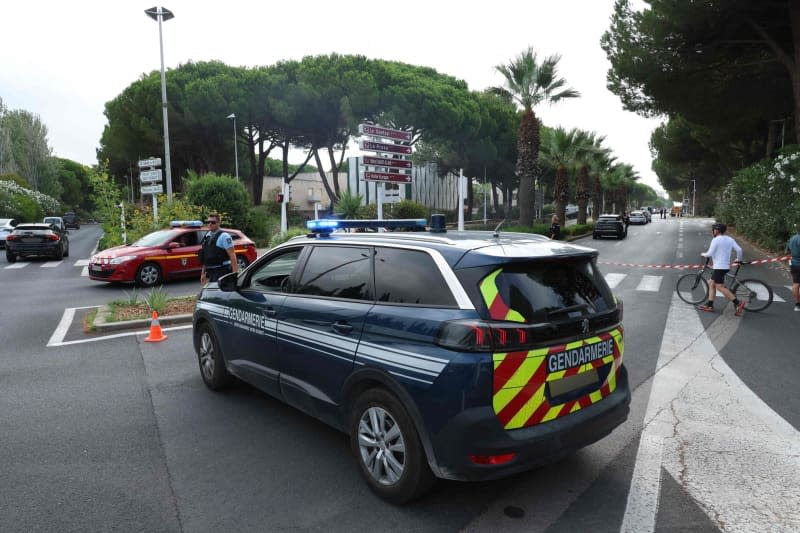 French gendarmerie blocks road at synagogue. After the explosion at a synagogue in La Grande-Motte in the south of France, the anti-terrorism prosecutor's office has taken over the investigation. Authorities confirmed this to the German press agency in Paris. Pascal Guyot/AFP/dpa