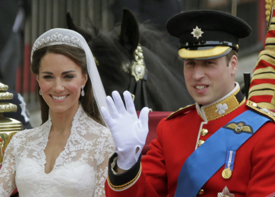 <p>Das erste Mal, an dem man Herzogin Kate mit einer Tiara sah, war ihr Hochzeitstag. Das Schmuckstück mit dem Namen „Halo“ war ein Leihstück von Queen Elizabeth. Letztere bekam das Diadem zum 18. Geburtstag von ihrer Mutter geschenkt. Zu ihrer Hochzeit trug Herzogin Kate das Familienstück in Kombination mit einem Schleier und extra für diesen Tag entworfenen Ohrringen in Tropfenform. (Bild: AP Photo) </p>