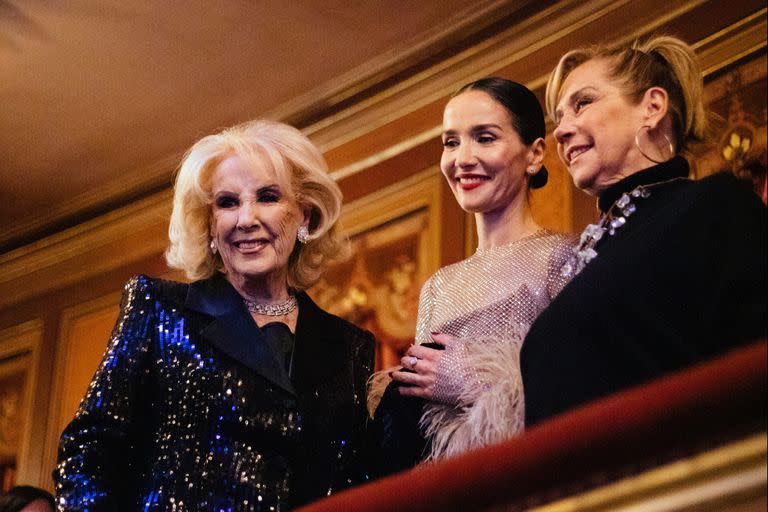 Una radiante Natalia Orero, junto a Mirtha Legrand y Marcela Tinayre, en la presentación Santa Evita en el Teatro Colón