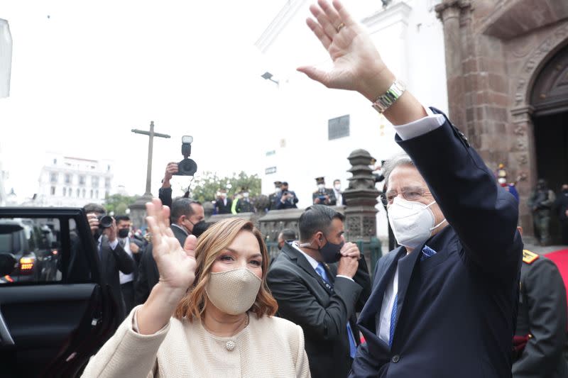 El presidente electo de Ecuador, Guillermo Lasso, acompañado de su esposa María de Lourdes Alcívar, saluda en su ceremonia de investidura, en Quito, Ecuador