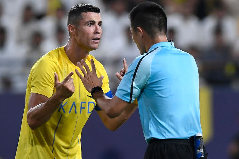 Cristiano Ronaldo le reclama al árbitro por un penal no sancionado