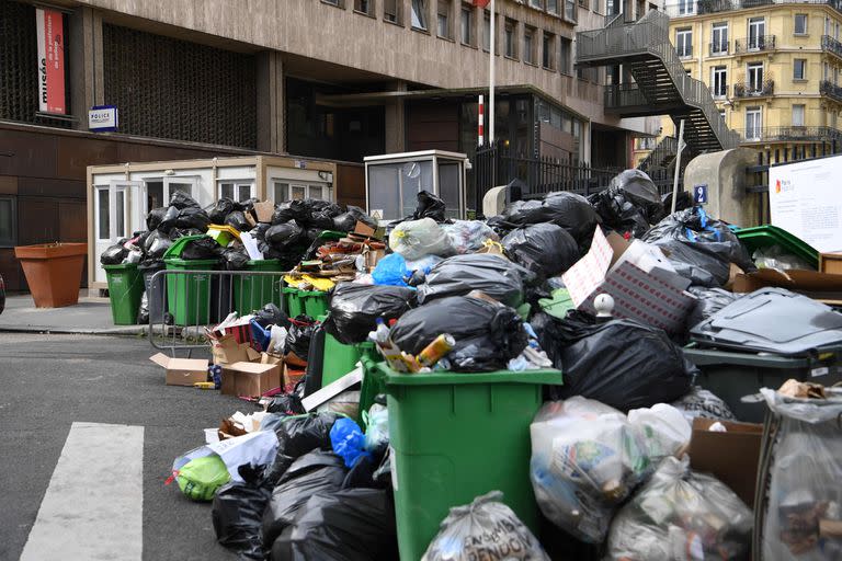 Basura acumulada en París tras otro día de protestas contra la reforma jubilatoria. (Bertrand GUAY / AFP)