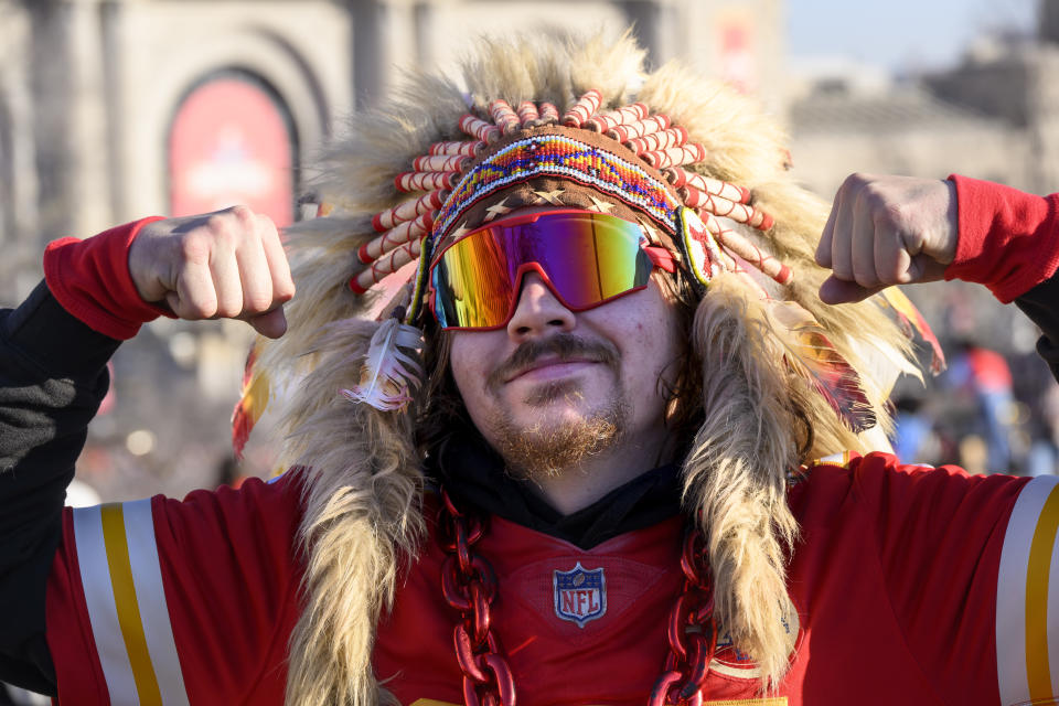 Un fanático de los Kansas City Chiefs lleva un penacho nativo americano en el desfile por la victoria del Super Bowl en Kansas City, Missouri, el miércoles 14 de febrero de 2024. (AP Photo/Reed Hoffmann)